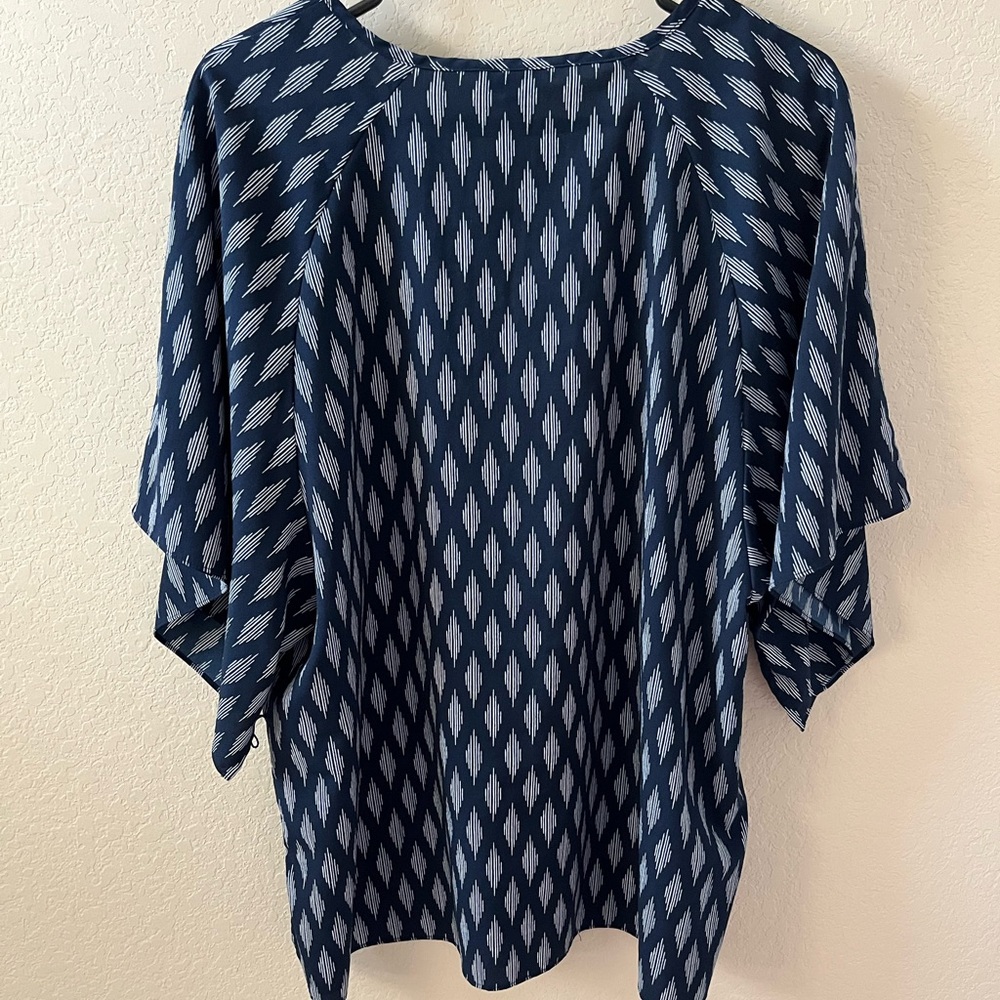 Banana Republic Women’s V-Neck Blouse Size L Navy White Diamond Print Top - Picture 7 of 10
